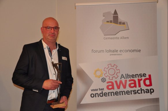 Zaakvoerder Jean-Paul Joris van Joris Siliconen met de Alkense award voor het ondernemerschap